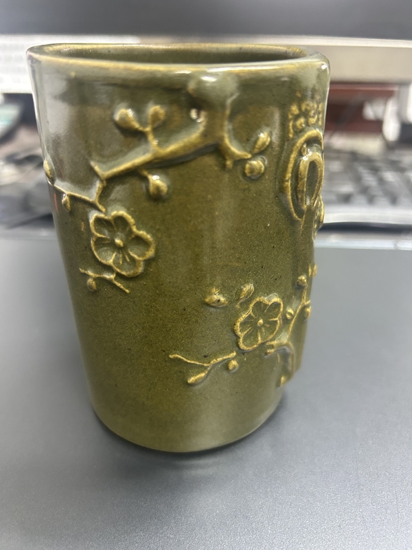 古玩陶瓷清中期茶葉沫釉(廠官釉)堆塑梅花筆筒拍賣,當前價格1580元
