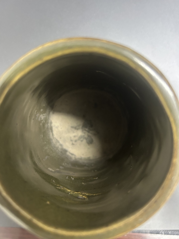 古玩陶瓷清中期茶葉沫釉(廠官釉)堆塑梅花筆筒拍賣,當前價格1580元