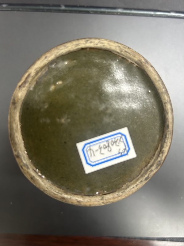古玩陶瓷清中期茶葉沫釉(廠官釉)堆塑梅花筆筒拍賣,當前價格1580元