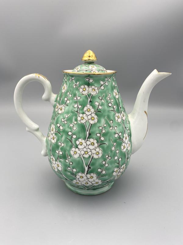 古玩轉(zhuǎn)賣(mài)0起159一口晚清松石綠地粉彩冰梅紋茶壺拍賣(mài),當(dāng)前價(jià)格266元