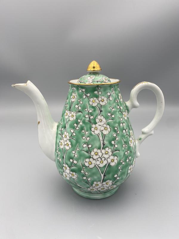 古玩陶瓷0起159一口晚清松石綠地粉彩冰梅紋茶壺拍賣,當(dāng)前價(jià)格1584元