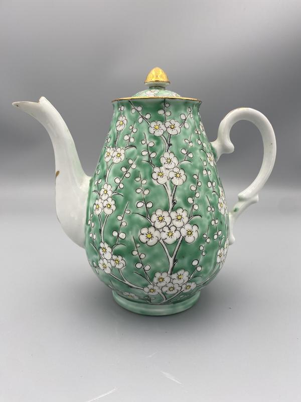 古玩陶瓷0起159一口晚清松石綠地粉彩冰梅紋茶壺拍賣,當(dāng)前價(jià)格1584元