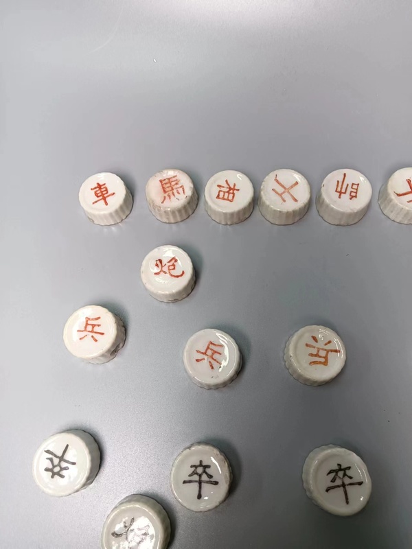 古玩陶瓷瓷象棋拍賣，當(dāng)前價(jià)格2000元