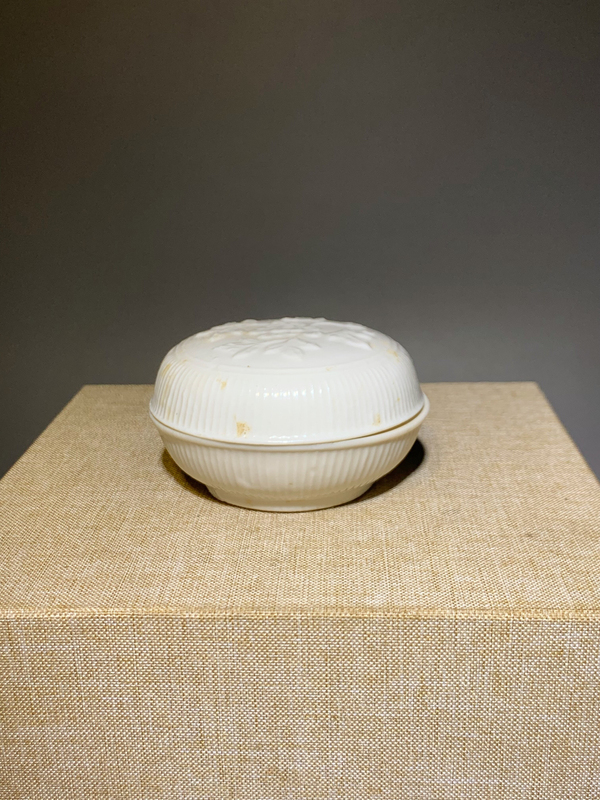 古玩陶瓷精品德化窯甜白釉印花花卉紋粉盒拍賣,當前價格6888元