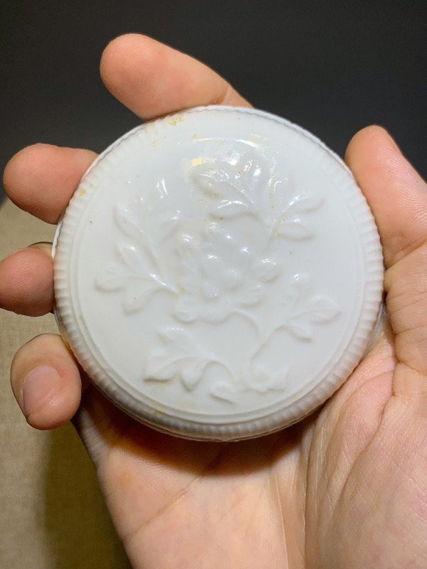 古玩陶瓷精品德化窯甜白釉印花花卉紋粉盒拍賣,當前價格6888元