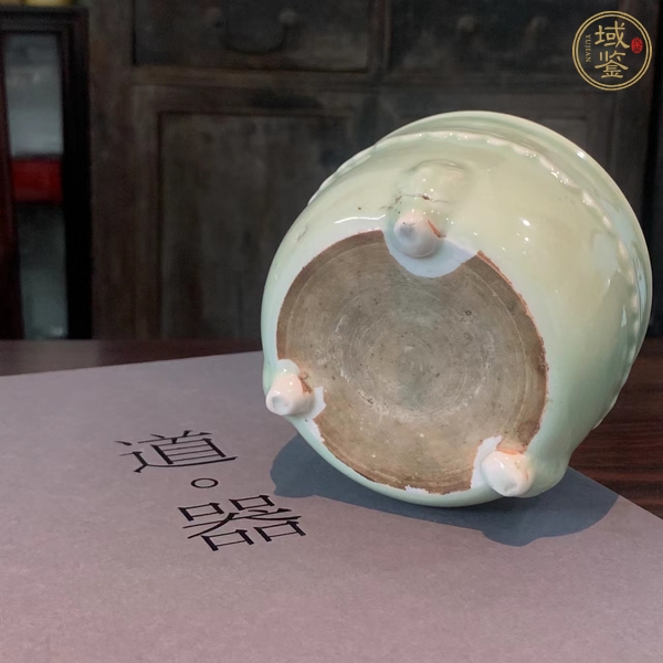 古玩陶瓷日本19-20世紀(jì)豆青釉暗刻花卉三足爐真品鑒賞圖