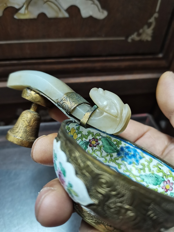 古玩玉器清和田玉“龍首帶鉤”鑲銅胎琺瑯彩杯拍賣(mài)，當(dāng)前價(jià)格15888元