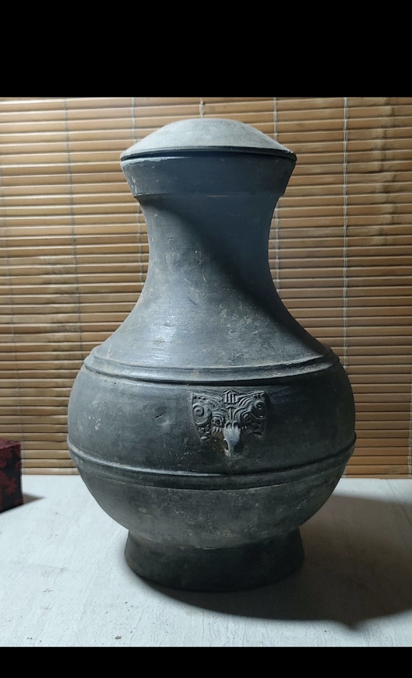 古玩陶瓷西漢黑陶鋪首帶蓋弦紋壺（館藏精品）拍賣，當前價格3000元