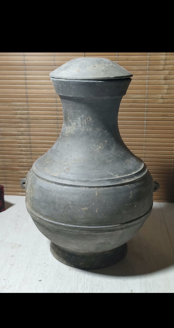 古玩陶瓷西漢黑陶鋪首帶蓋弦紋壺（館藏精品）拍賣(mài)，當(dāng)前價(jià)格3000元