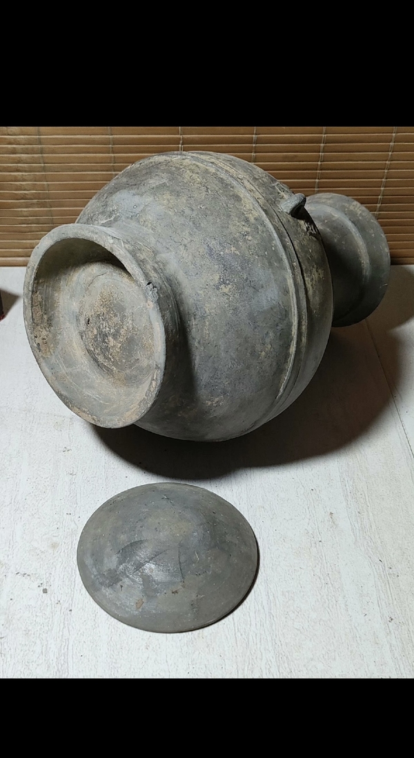 古玩陶瓷西漢黑陶鋪首帶蓋弦紋壺（館藏精品）拍賣(mài)，當(dāng)前價(jià)格3000元