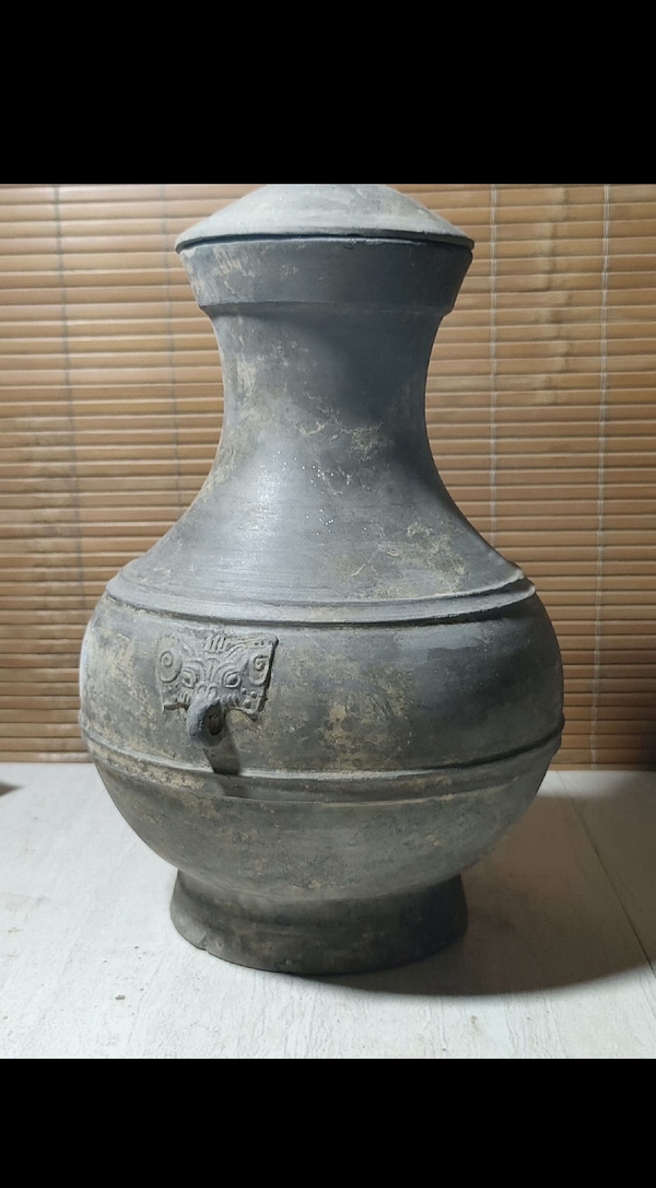 古玩陶瓷西漢黑陶鋪首帶蓋弦紋壺（館藏精品）拍賣(mài)，當(dāng)前價(jià)格3000元