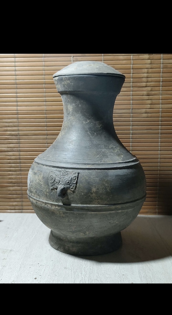 古玩陶瓷西漢黑陶鋪首帶蓋弦紋壺（館藏精品）拍賣(mài)，當(dāng)前價(jià)格3000元