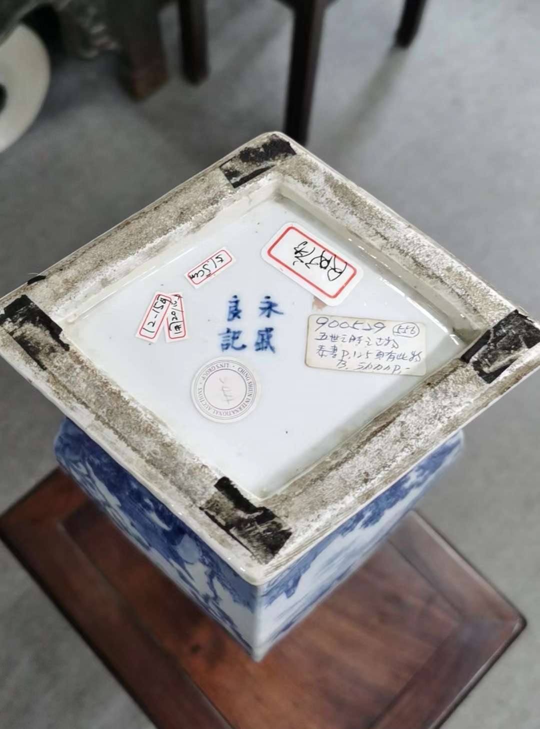 域鉴古玩】青花山水人物纹四方菱形瓶，模糊偏老鉴定结果_青花