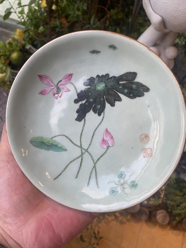 古玩轉(zhuǎn)賣豆青釉粉彩荷花紋盤拍賣，當(dāng)前價格2000元
