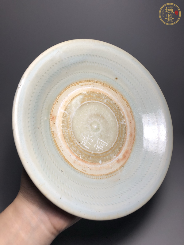古玩明代·青釉跳刀紋盤真品鑒賞圖