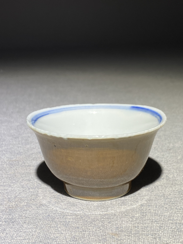 古玩陶瓷【康熙·顯現青花繪畫功力(己保真)】內青花外醬釉杯拍賣,當前價格988元