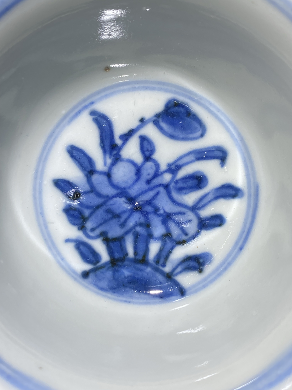 古玩陶瓷【康熙·顯現青花繪畫功力(己保真)】內青花外醬釉杯拍賣,當前價格988元