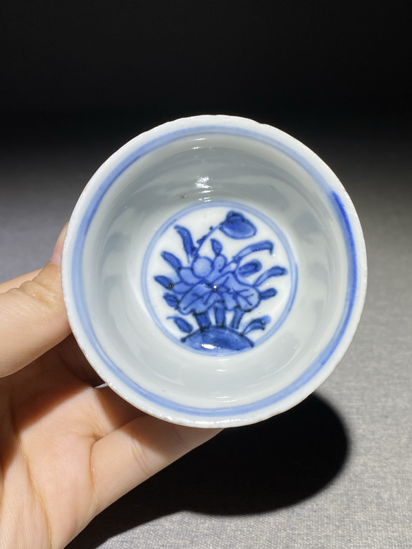 古玩陶瓷【康熙·顯現青花繪畫功力(己保真)】內青花外醬釉杯拍賣,當前價格988元