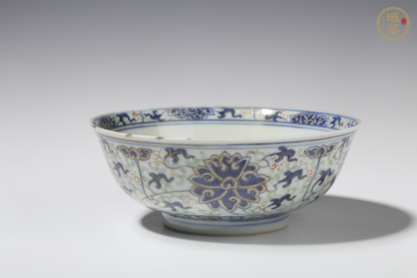 古玩清晚·青花加彩纏枝蓮紋碗真品鑒賞圖