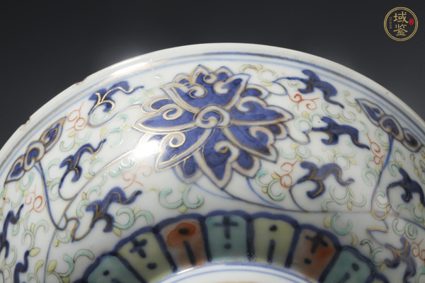 古玩陶瓷清晚·青花加彩纏枝蓮紋碗真品鑒賞圖