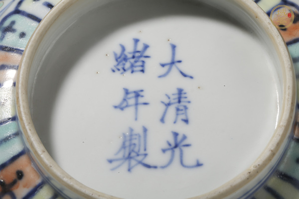 古玩陶瓷清晚·青花加彩纏枝蓮紋碗真品鑒賞圖