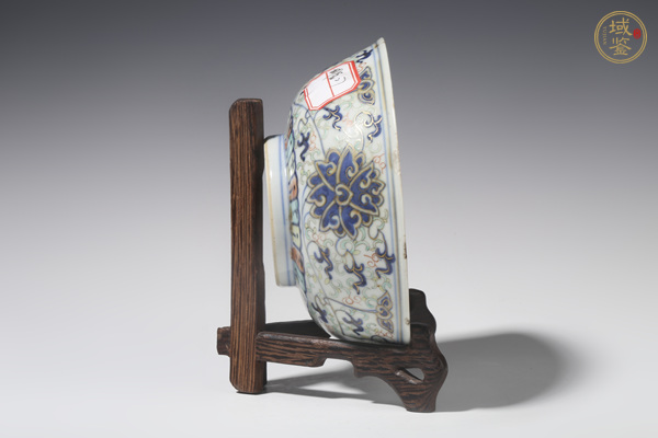 古玩陶瓷清晚·青花加彩纏枝蓮紋碗真品鑒賞圖