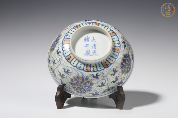 古玩陶瓷清晚·青花加彩纏枝蓮紋碗真品鑒賞圖