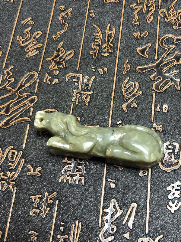 古玩玉器和田玉雕“臥犬”擺件拍賣,當前價格108元