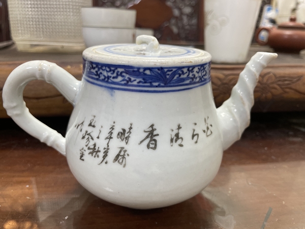 古玩陶瓷淺絳彩花鳥詩文茶壺拍賣，當(dāng)前價格2200元