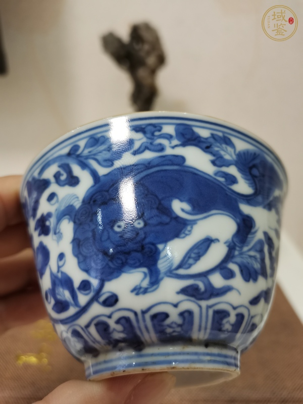 古玩陶瓷花間獅子紋青花碗真品鑒賞圖