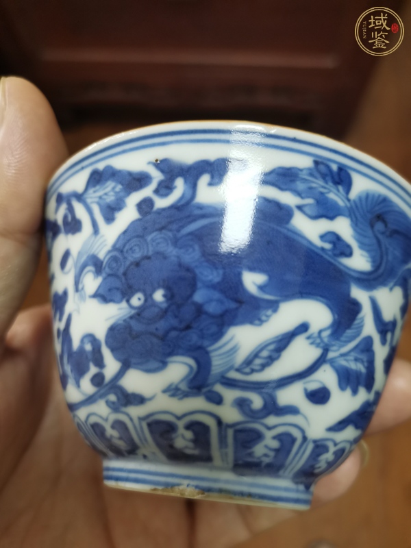 古玩陶瓷青花獅子穿花圖仰鐘杯真品鑒賞圖