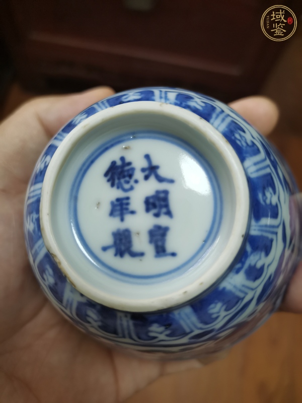 古玩陶瓷青花獅子穿花圖仰鐘杯真品鑒賞圖