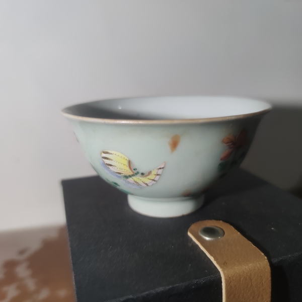 古玩陶瓷清乾隆青釉粉彩花蝶紋茶圓拍賣,當(dāng)前價(jià)格9800元