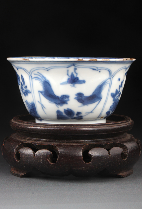 古玩陶瓷【8600】清康熙 青花花卉斗雞圖模印蓮瓣杯拍賣,當(dāng)前價格3980元