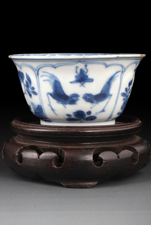 古玩陶瓷【8600】清康熙 青花花卉斗雞圖模印蓮瓣杯拍賣,當(dāng)前價格3980元