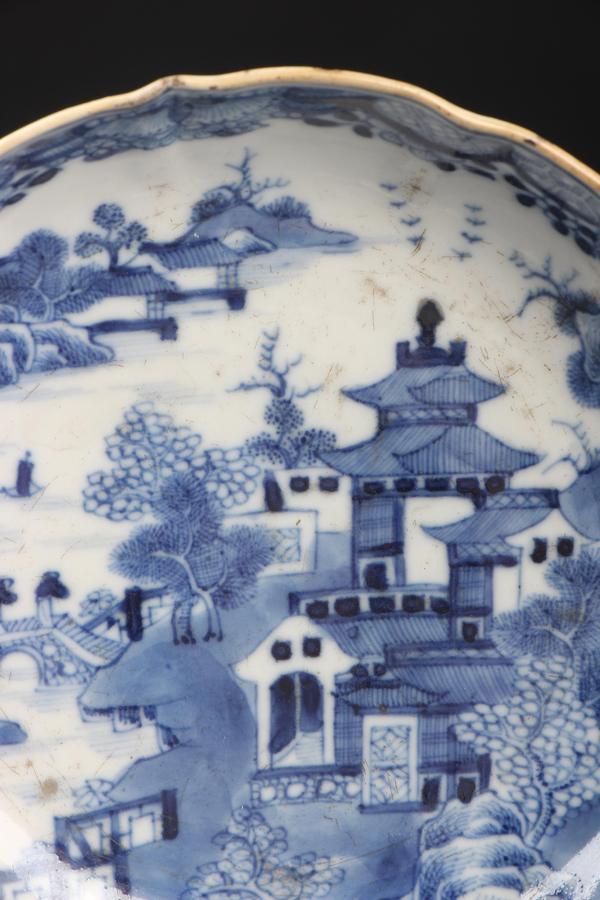 古玩陶瓷【8617】清乾隆 青花山水樓閣圖花口盤拍賣,當前價格1980元