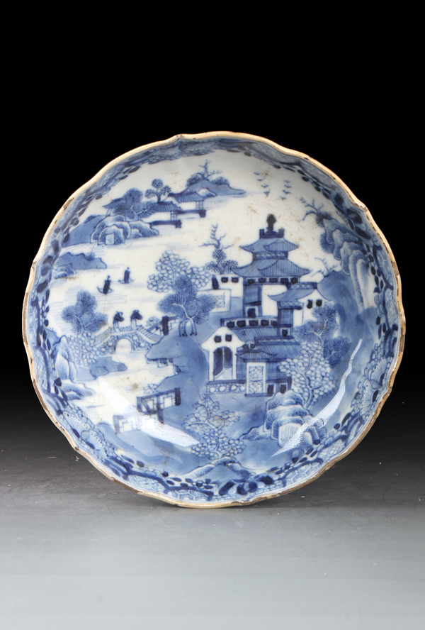 古玩陶瓷【8617】清乾隆 青花山水樓閣圖花口盤拍賣,當前價格1980元