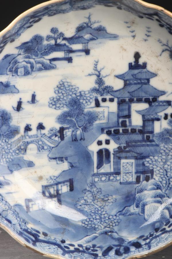 古玩陶瓷【8617】清乾隆 青花山水樓閣圖花口盤拍賣,當前價格1980元