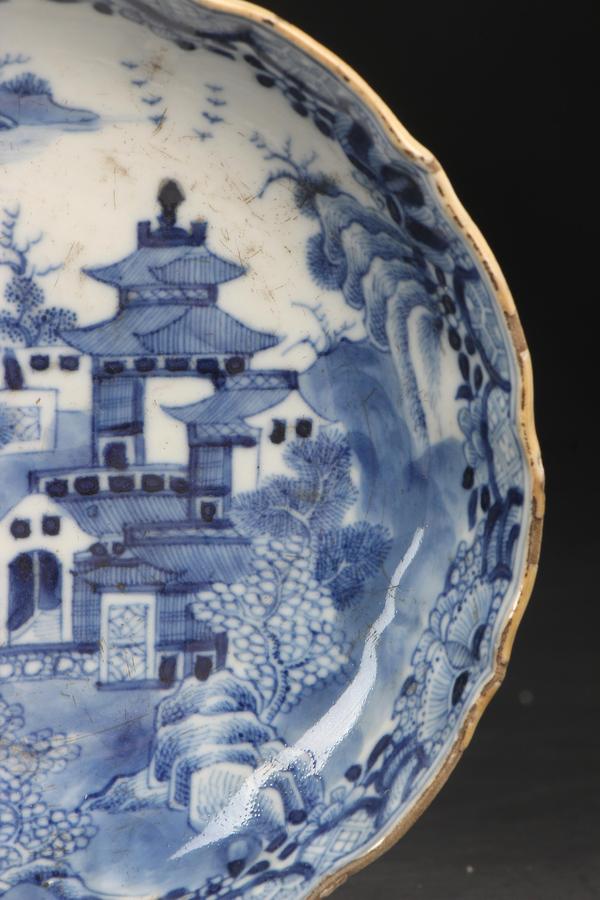 古玩陶瓷【8617】清乾隆 青花山水樓閣圖花口盤拍賣,當前價格1980元