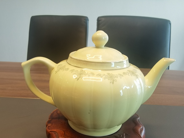 古玩陶瓷黃釉貼花花卉紋茶壺拍賣,當前價格298元