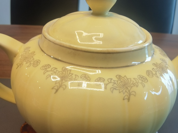 古玩陶瓷黃釉貼花花卉紋茶壺拍賣,當前價格298元