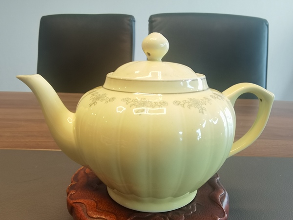 古玩陶瓷黃釉貼花花卉紋茶壺拍賣,當前價格298元