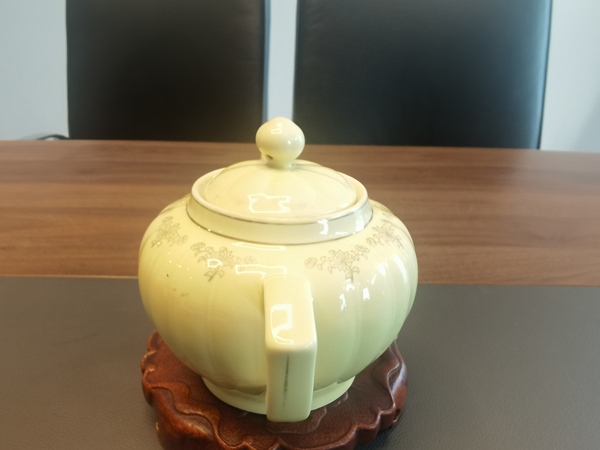 古玩陶瓷黃釉貼花花卉紋茶壺拍賣,當前價格298元