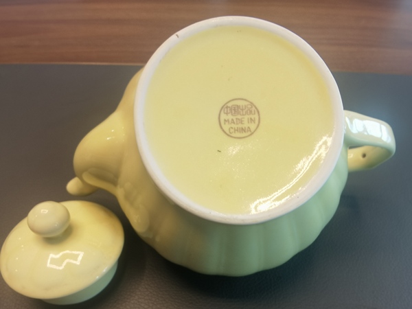 古玩陶瓷黃釉貼花花卉紋茶壺拍賣,當前價格298元
