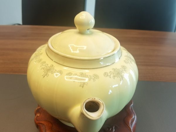 古玩陶瓷黃釉貼花花卉紋茶壺拍賣,當前價格298元