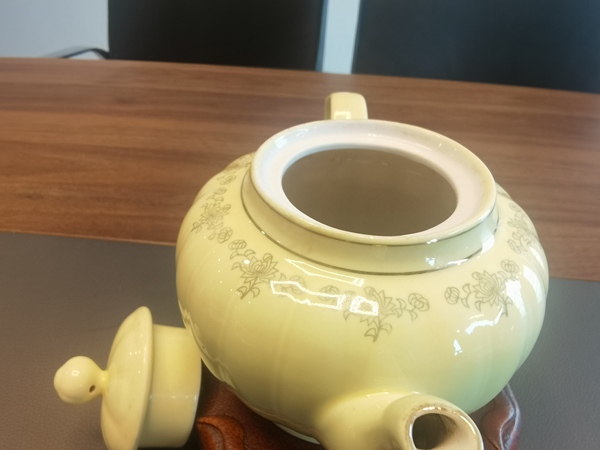 古玩陶瓷黃釉貼花花卉紋茶壺拍賣,當前價格298元