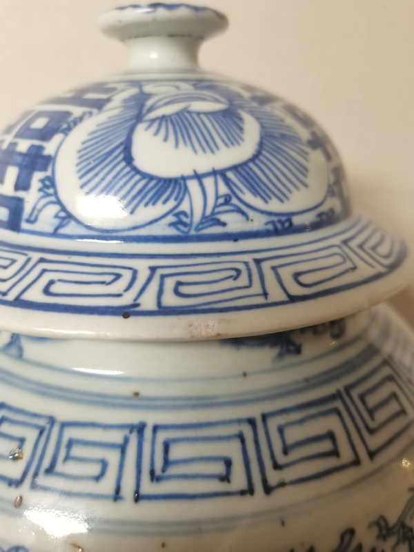 古玩陶瓷清中期青花纏枝囍字將軍罐拍賣,當(dāng)前價格7000元
