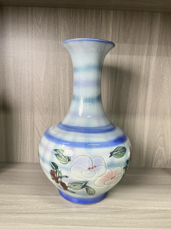 古玩陶瓷青花加彩刻繪花卉紋賞瓶拍賣,當(dāng)前價(jià)格600元