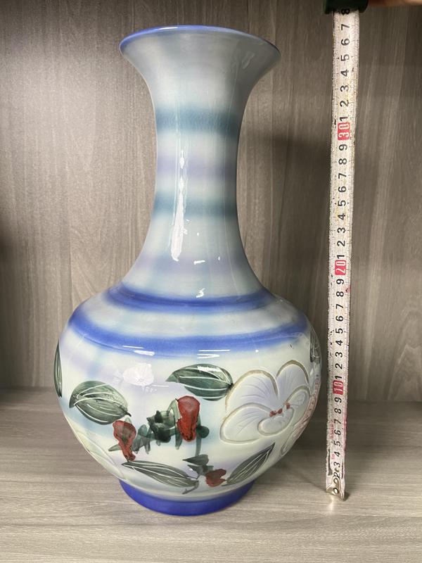 古玩陶瓷青花加彩刻繪花卉紋賞瓶拍賣,當(dāng)前價(jià)格600元
