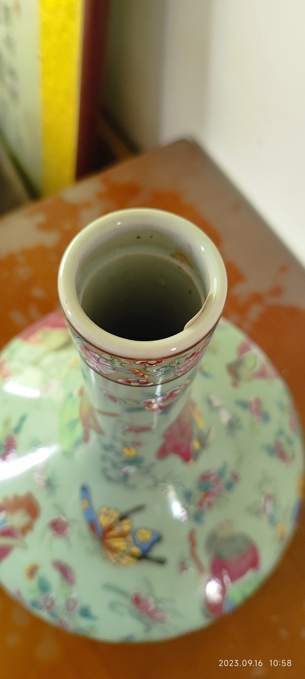 古玩陶瓷清咸豐豆青釉廣彩人物花蝶紋荸薺瓶拍賣,當前價格9800元